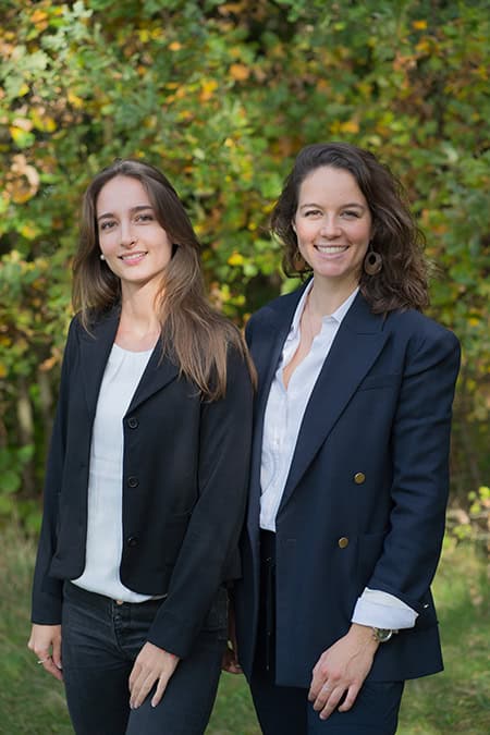 Berufstätige Frauen im Business-Outfit bei einem Naturspaziergang in Herbst, Erfolg und Selbstvertrauen.