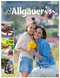Fröhliche Mutter und Tochter beim Picknick im Park, sonniges Wetter, Natur und Outdoor-Aktivitäten.